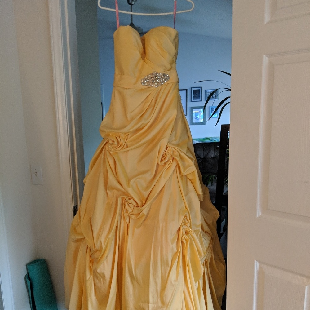 Soft yellow prom gown